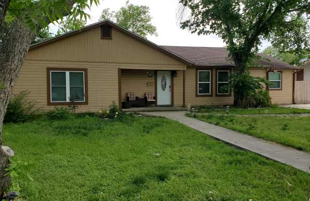 102 E Southland St - 102 East Southland Street, Marlin, TX 76661