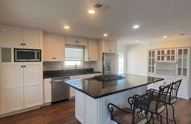 Pet Friendly Single Level Home- All Utilities Included! Gallery 3