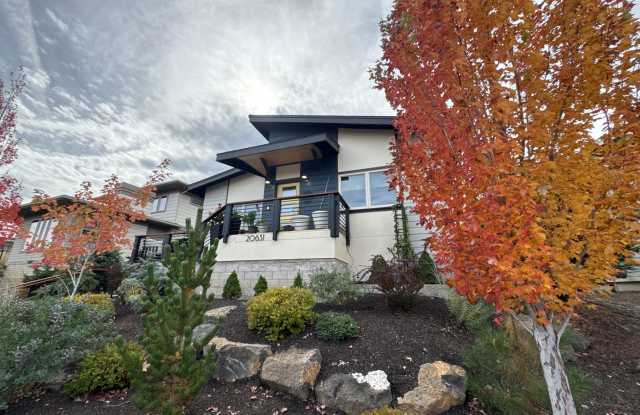 FULLY FURNISHED ALL-INCLUSIVE STUNNING HOME FOR RENT 3 bed, 2 bath, with garage. Gallery 3