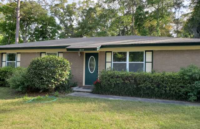 Spacious, quiet neighborhood photos photos