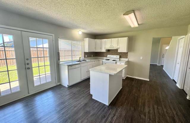 2508 S Center Street S, Arlington, Texas 76014 - 2508 South Center Street, Arlington, TX 76014