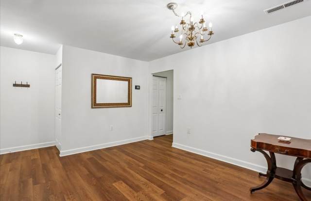Main Level 2BR/2BA Condo - Private Fenced Patio! Gallery 3