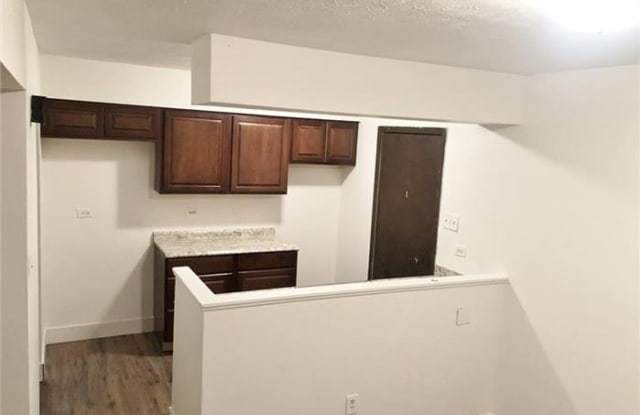 3 Bed 1.5 bath Townhouse, Sec8 Welcome Gallery 3