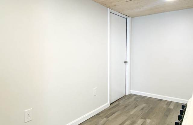 8 E Sycamore St Gallery 3