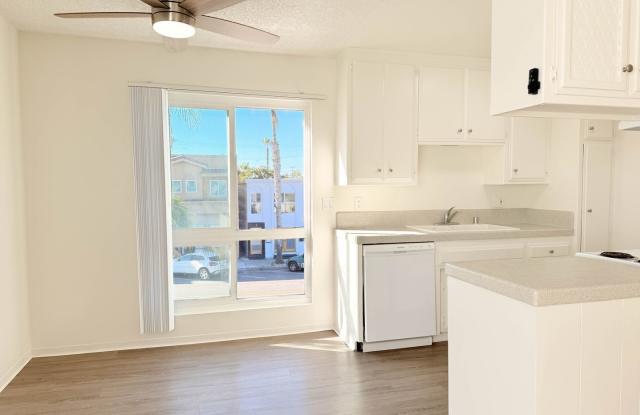 Sunset Cliffs | Beautiful 2 and 1 bedroom 1 bathroom - Immediate move in photos photos