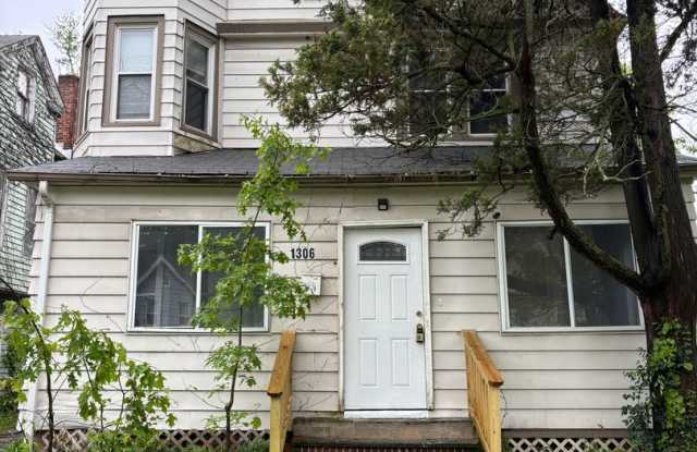 Charming spacious 4-bedroom home. Section 8 Accepted photos photos