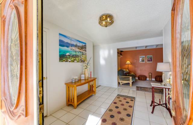 FULLY FURNISHED Home in the Mountains Gallery 4