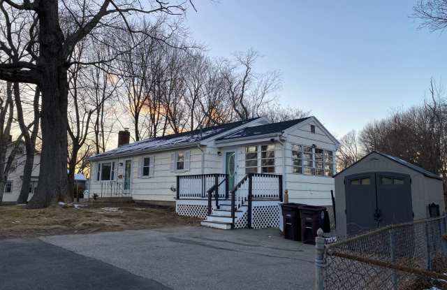 Beautiful Pond View! Cozy Single Family For Rent! Easy Walk to Commuter Rail! - 50 Cranberry Road, Weymouth Town, MA 02188