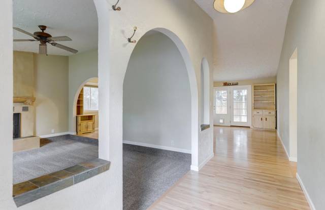 3 Bedrooms Home with lots of personality in SouthEast Boise!! _ Pet Friendly!! Gallery 4