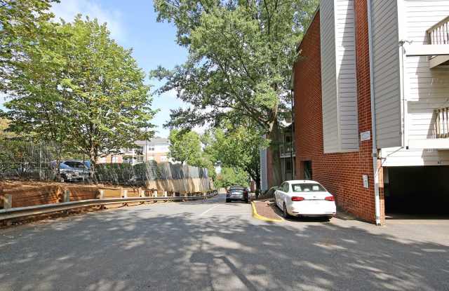2027-2028 Student Housing - Walk to UVA & The Corner! Gallery 3