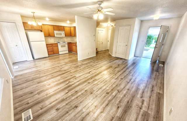 Beautiful 3 bed 1.5 bath Townhome with garage in Nampa! Gallery 2