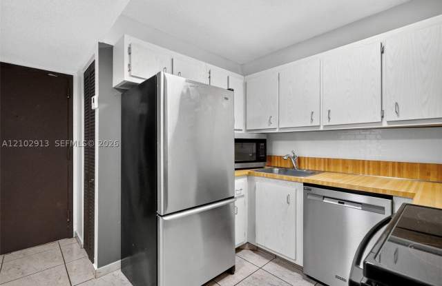2924 Collins Avenue Gallery 3
