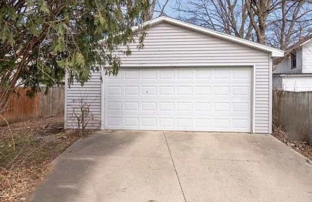 3 Bedroom House with Large 2 Stall Garage - Available Mid-December! Gallery 3