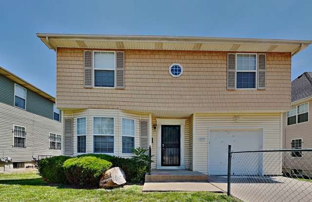 Charming 4-Bed, 2-Bath Home in Kansas City with Garage photos photos