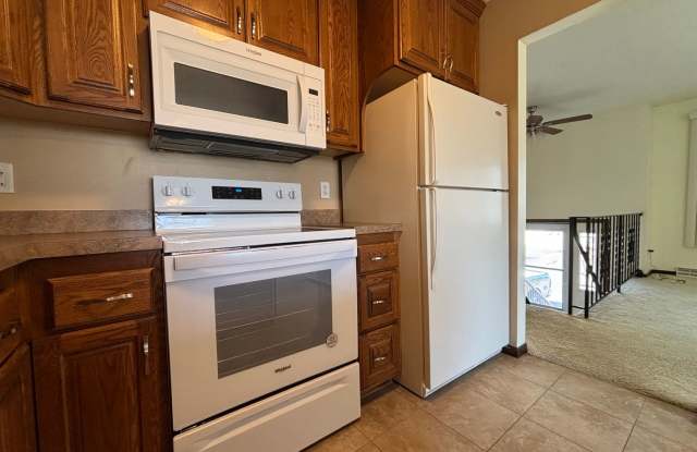 Great 3 BR/2 BA Townhome in Vadnais Heights! Gallery 4