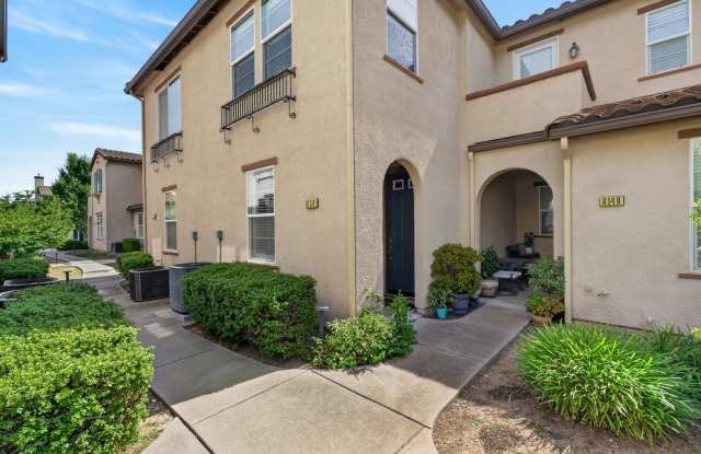 BEAUTIFUL 2 BEDROOM, 2 STORY CONDO!! Gallery 1