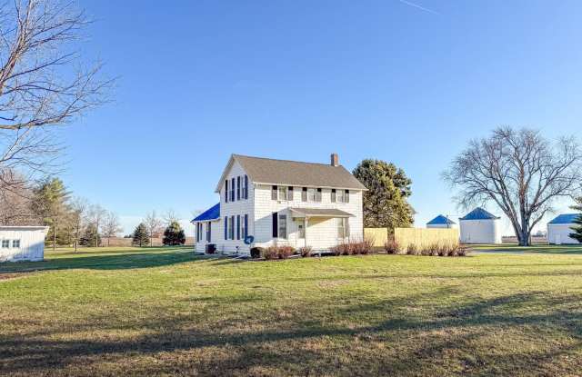 3 bedroom, 2 bathroom Quiet Retreat With Scenic Views-Mansfield, Illinois photos photos