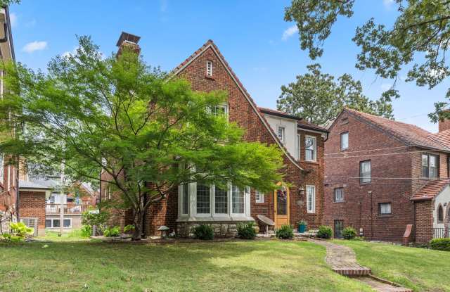 Elegant 4BR Home in University City | Spacious Layout & Prime Location Gallery 3