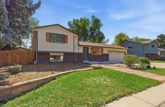 3 bed 2 bath tri-level in Acres Green! Gallery 1