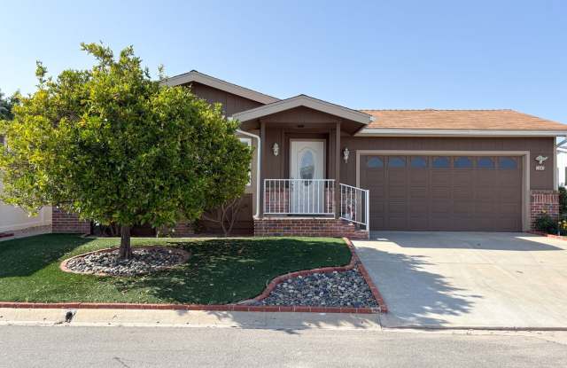 Welcome to the spacious single-level manufactured home in the 55+ Vista Del Mar Community in Vista! photos photos