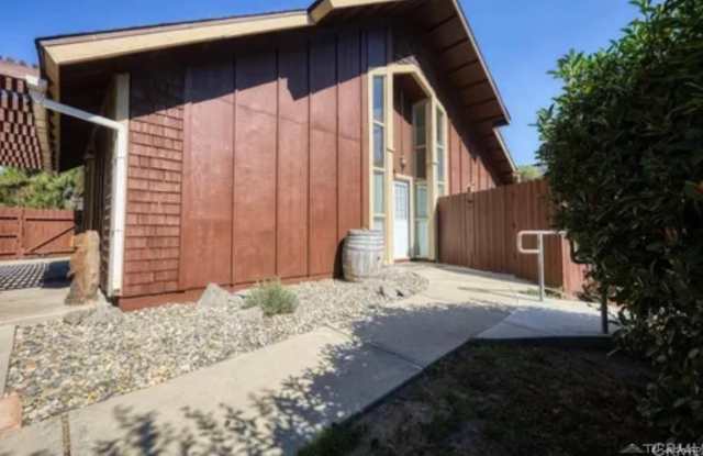 102 Meadow Lakes Drive - 102 Meadow Lakes Drive, Bear Valley Springs, CA 93561