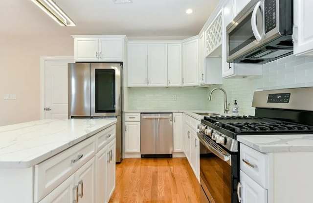 Modern Comfort Meets City Living – Stunning Dorchester Single Family photos photos