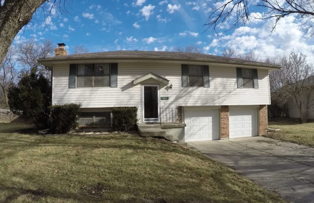 205 SW Shamrock Ln - 205 Southwest Shamrock Lane, Blue Springs, MO 64014