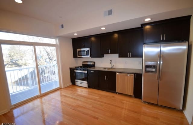 105 CENTER ST - 105 Center Street, Garwood, NJ 07027