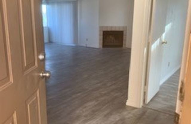 Updated 2 bedroom unit in Colorado Bay!! Gallery 4