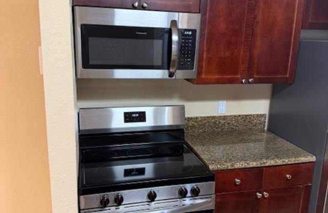 Beautiful large ground floor one bedroom condominium Gallery 4