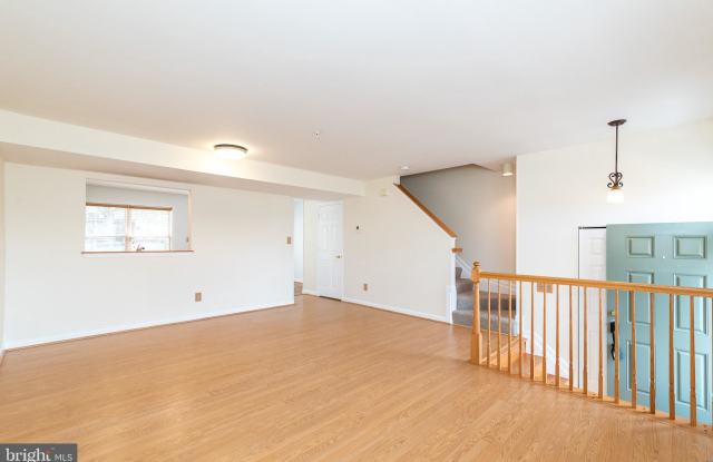 239 GLEN VIEW TERRACE Gallery 4