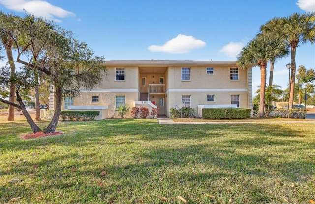 1564 SE Royal Green Circle unit: 104 photos photos