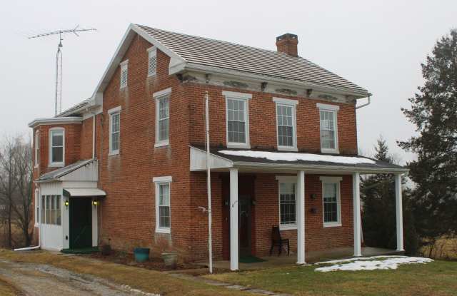 Cozy Single-Family Farmhouse with Rustic Character photos photos