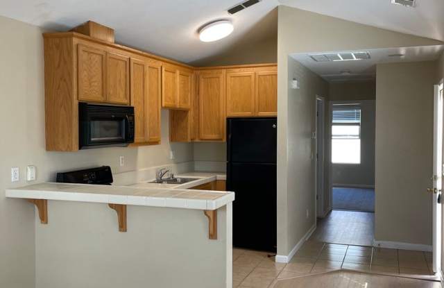 Adorable 1 bedroom 1 bath, full kitlchen, back yard, top floor unit Avalable photos photos