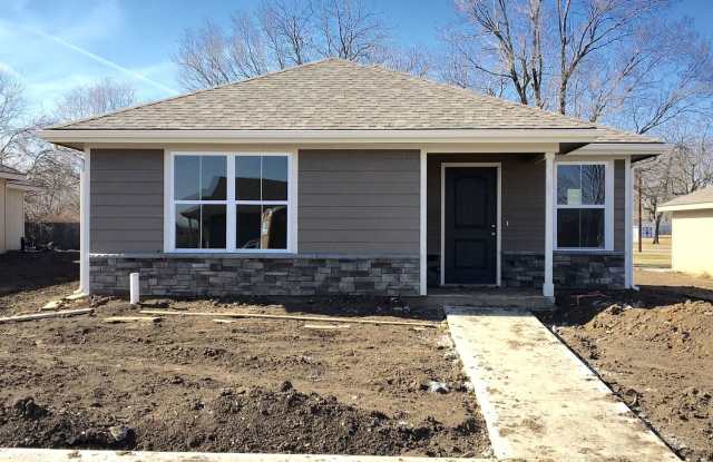 410 S Monroe St - 410 S Monroe St, Raymore, MO 64083