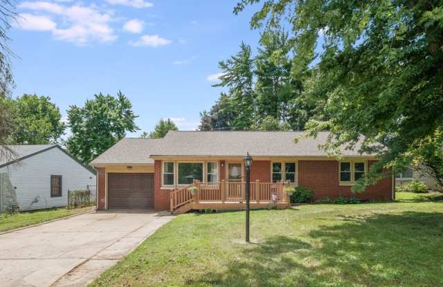 Move-In Ready 4 Bedroom Home in the Heart of Champaign photos photos