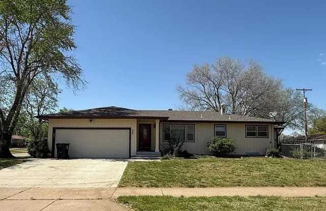 829 La Shelle Ln - 829 La Shelle Lane, Salina, KS 67401