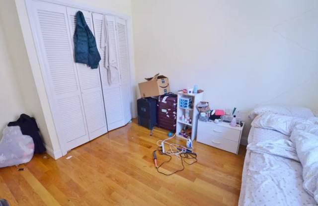 Charming 3 Bedroom-No Broker fee Gallery 4