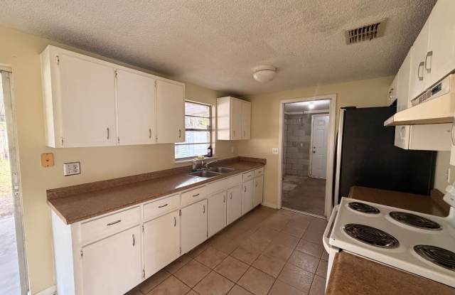3 Bed, 2 bath Home with Fenced in Backyard and Add-On Room! Gallery 4