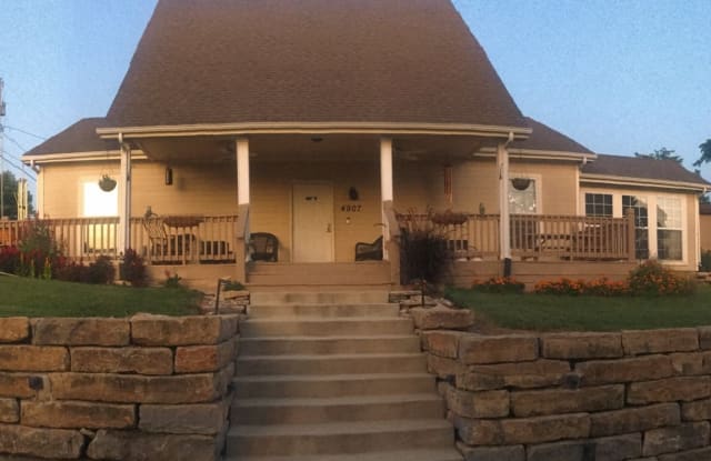 4907 NW Northmoor St - 4907 N Northmoor St, Northmoor, MO 64151