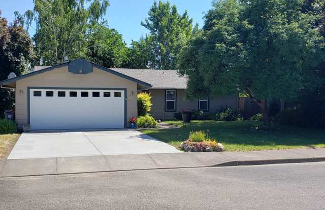 Charming 3-Bedroom, 2-Bath Home in Central Point! photos photos
