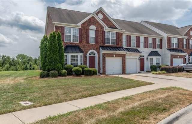 Beautiful, Move in ready, 3 Bedroom 2.5 Bath Townhome in Holly Park! photos photos