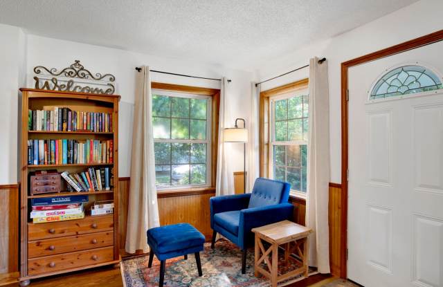 Cozy Furnished Cottage close to NAS and Downtown Pensacola Gallery 3