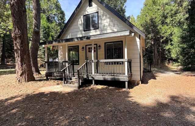 Charming 2-Bedroom Home with Loft & Detached Garage in Shingletown! Gallery 3