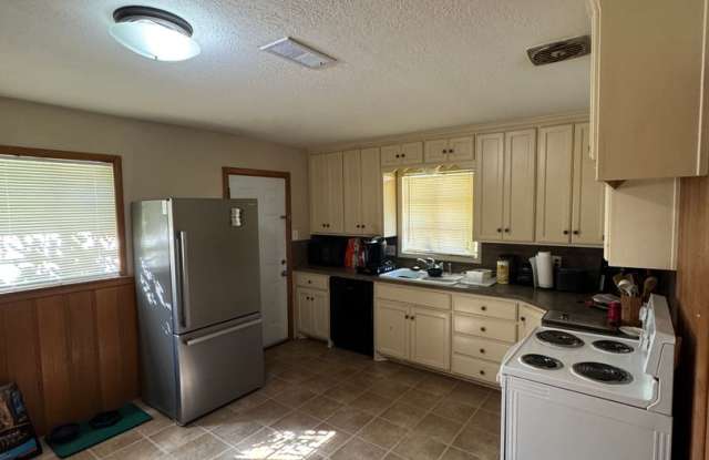 Located in Paramount!!! 3/2/1 Close to shopping centers and elementary school TENANT OCCUPIED! Gallery 3