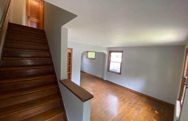 North Campus 3 bedroom 2 bath unit with Laundry hookup Gallery 1