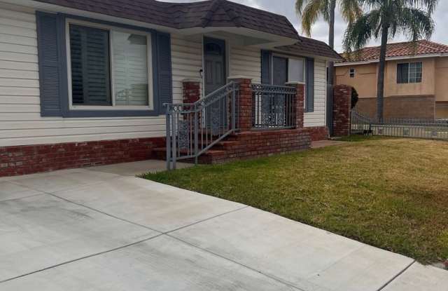 Beautiful 3 Bed / 2 Bath Home with Detached Bonus Space photos photos
