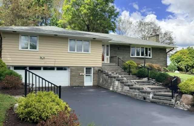 524 Hillsboro Pkwy Gallery 1