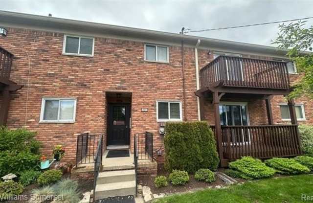 42342 Woodward Avenue photos photos