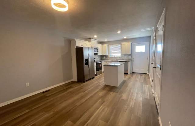 Luxury Lake Living Starts Here – Brand-New 2 Bed, 2 Bath House in Kimberling City- Year Round Vacation Home Gallery 1